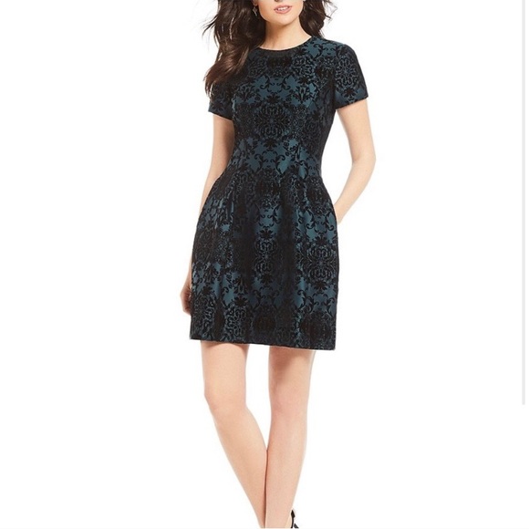 Vince Camuto Dresses & Skirts - Vince Camuto Short Sleeve Fit & Flare Velvet Dress